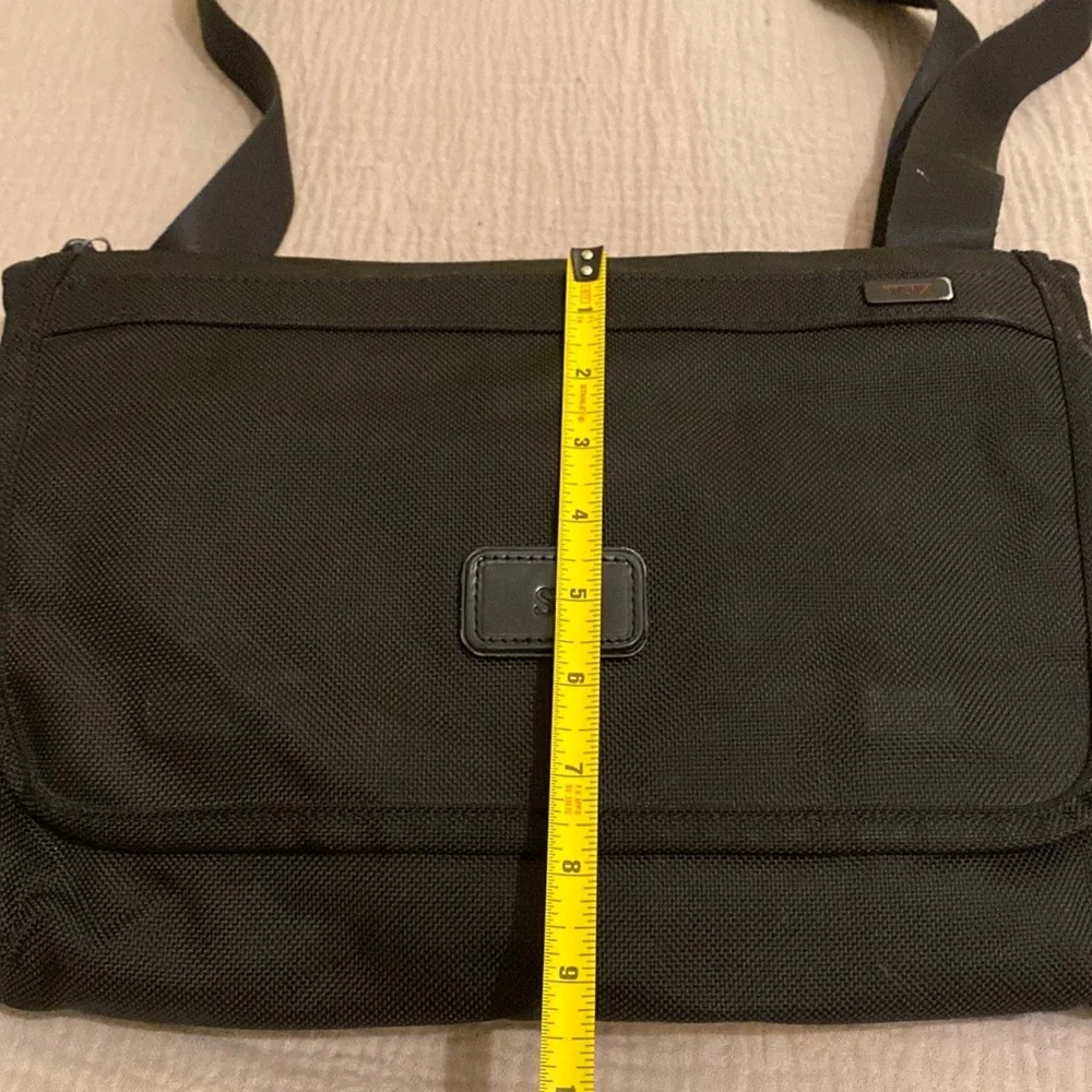 Tumi Alpha Slim Expandable Messenger Bag Black Ballistic Nylon Flip Over 22177DH